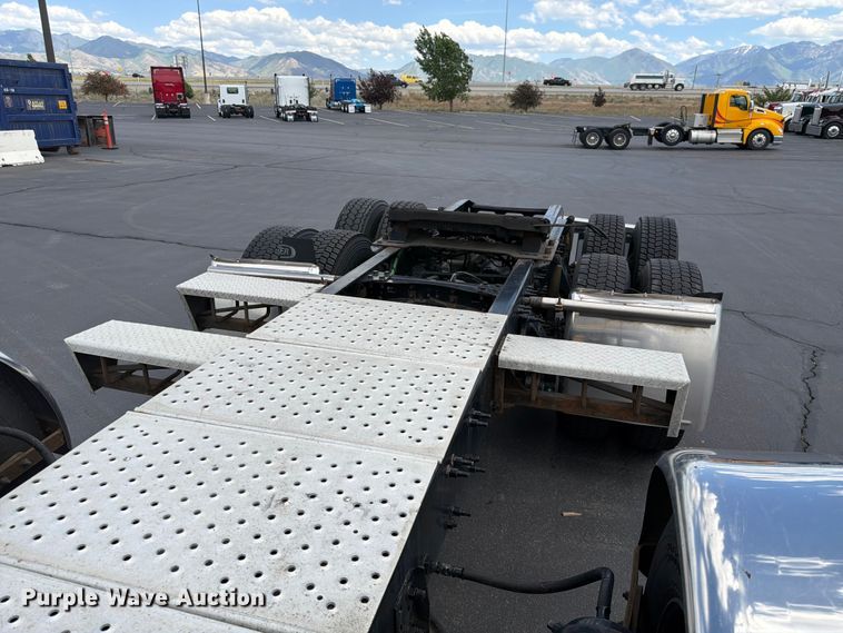image for item EU8701 2021 Freightliner Cascadia semi truck