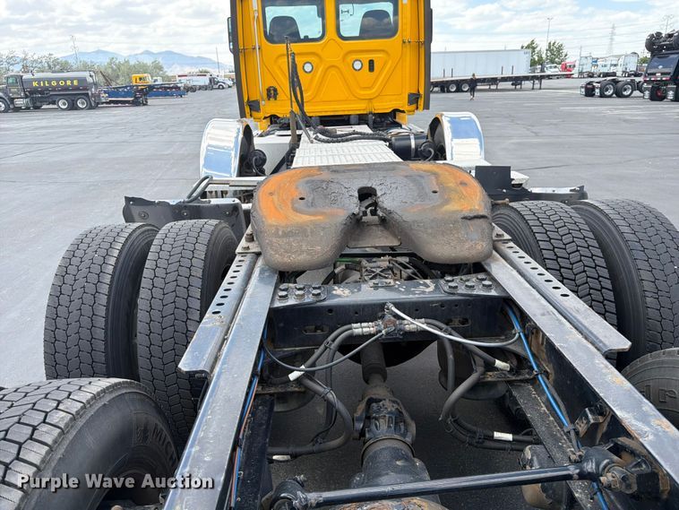 image for item EU8701 2021 Freightliner Cascadia semi truck