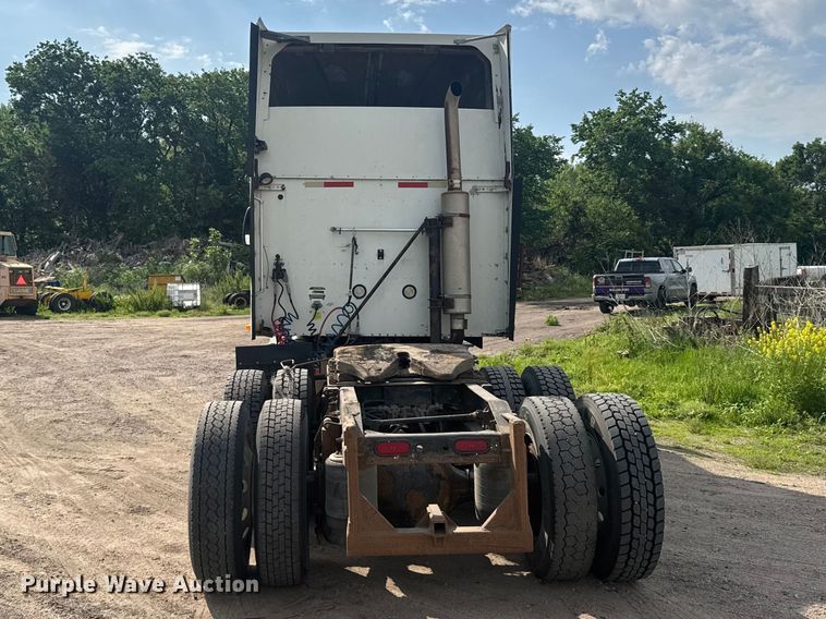 image for item EW4785 2006 International 9400i semi truck