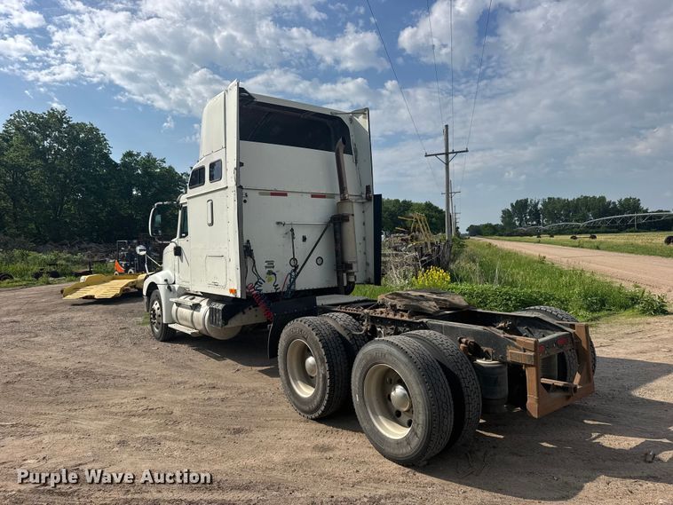 image for item EW4785 2006 International 9400i semi truck