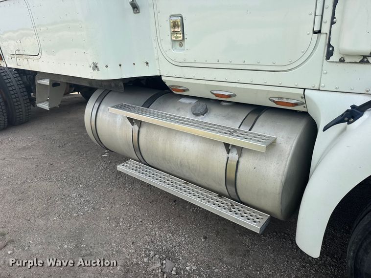 image for item EW4785 2006 International 9400i semi truck