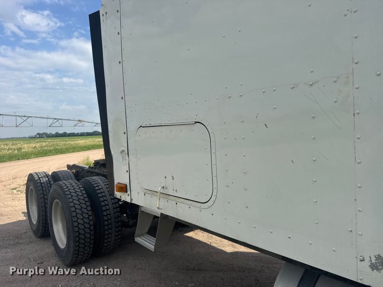 image for item EW4785 2006 International 9400i semi truck