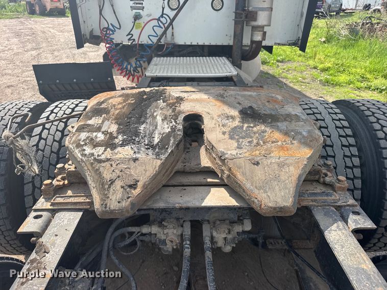 image for item EW4785 2006 International 9400i semi truck