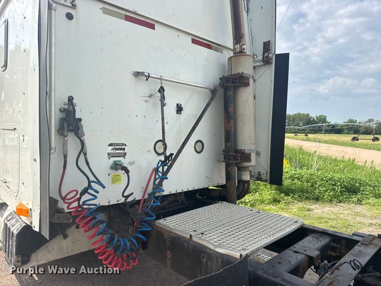 image for item EW4785 2006 International 9400i semi truck