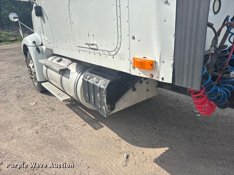 image for item EW4785 2006 International 9400i semi truck