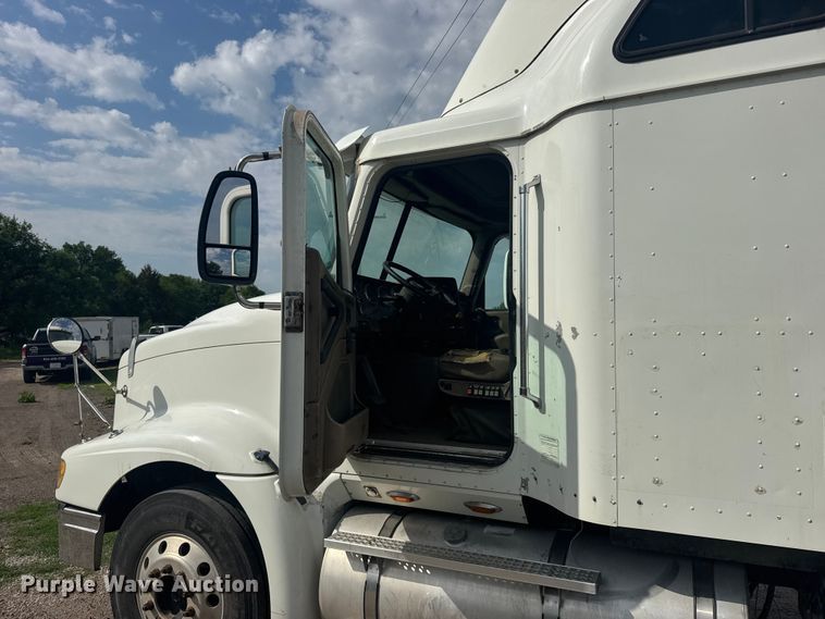 image for item EW4785 2006 International 9400i semi truck