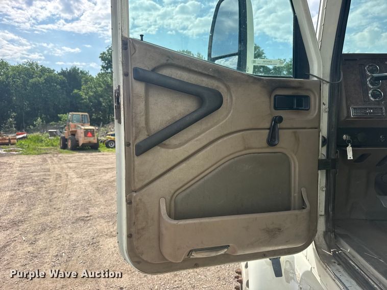 image for item EW4785 2006 International 9400i semi truck