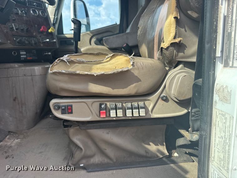 image for item EW4785 2006 International 9400i semi truck