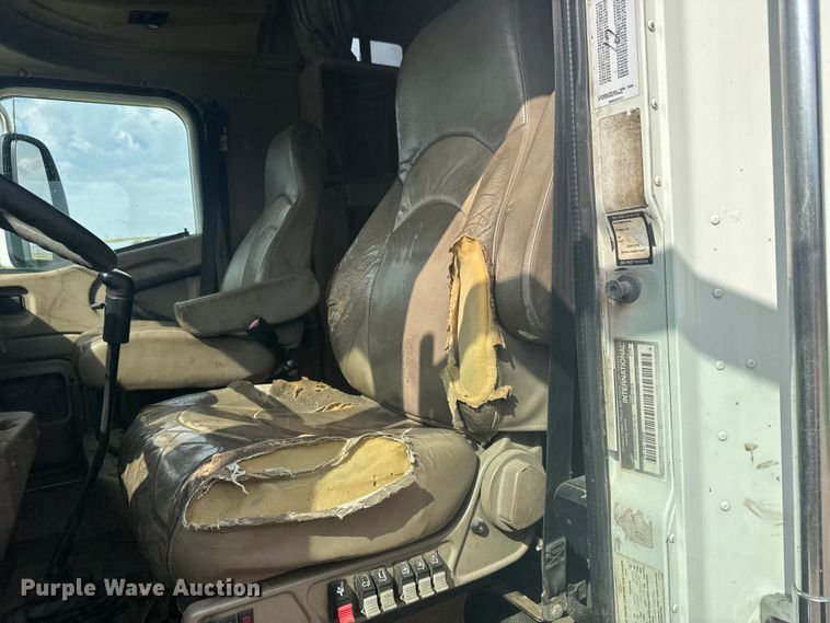 image for item EW4785 2006 International 9400i semi truck