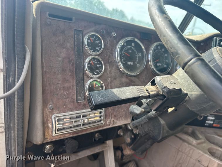 image for item EW4785 2006 International 9400i semi truck