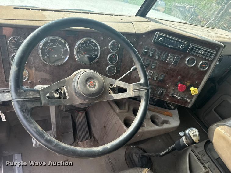 image for item EW4785 2006 International 9400i semi truck