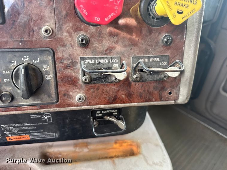 image for item EW4785 2006 International 9400i semi truck