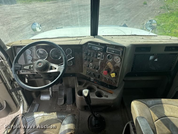 image for item EW4785 2006 International 9400i semi truck