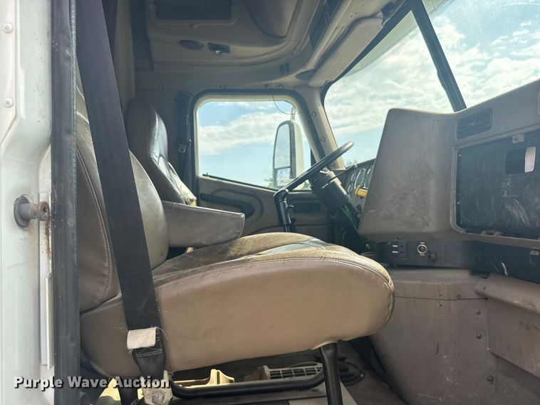 image for item EW4785 2006 International 9400i semi truck