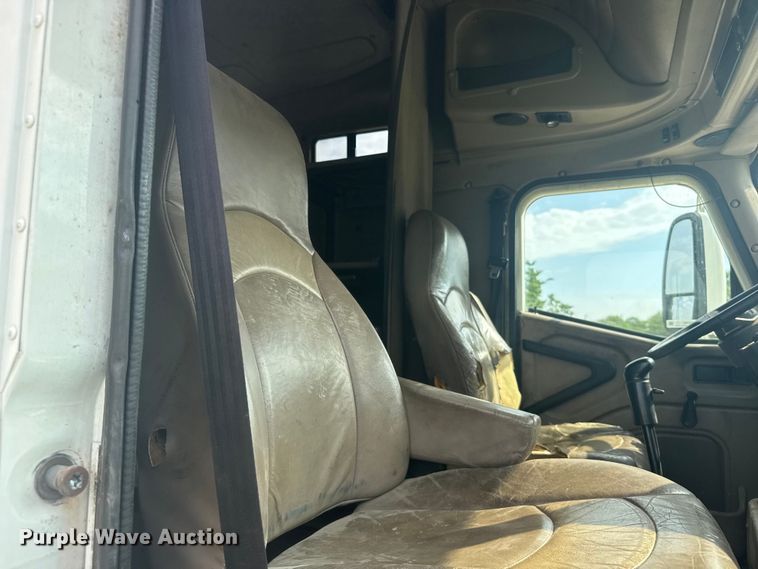 image for item EW4785 2006 International 9400i semi truck
