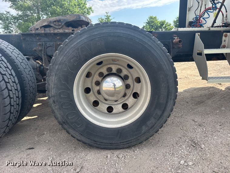 image for item EW4785 2006 International 9400i semi truck