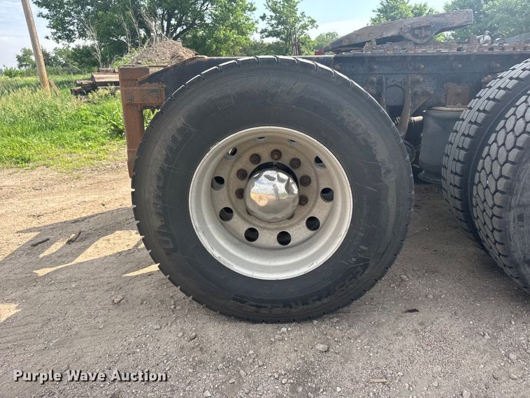 image for item EW4785 2006 International 9400i semi truck
