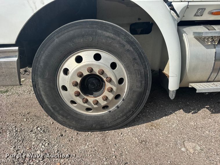 image for item EW4785 2006 International 9400i semi truck