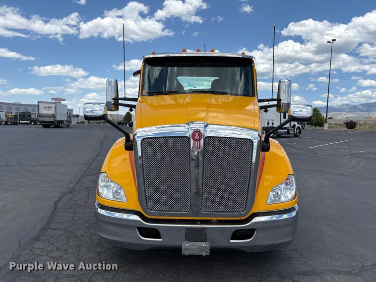 image for item EX0491 2021 Kenworth T680 semi truck