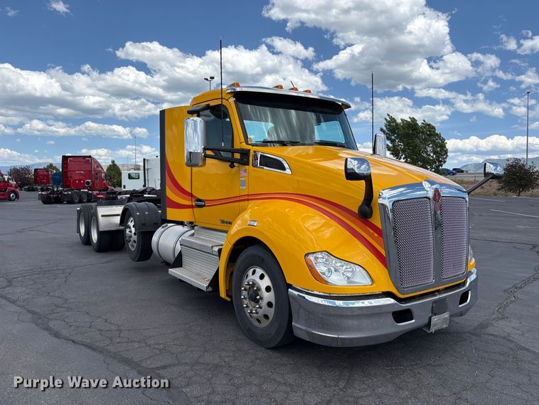 image for item EX0491 2021 Kenworth T680 semi truck