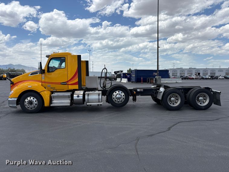 image for item EX0491 2021 Kenworth T680 semi truck