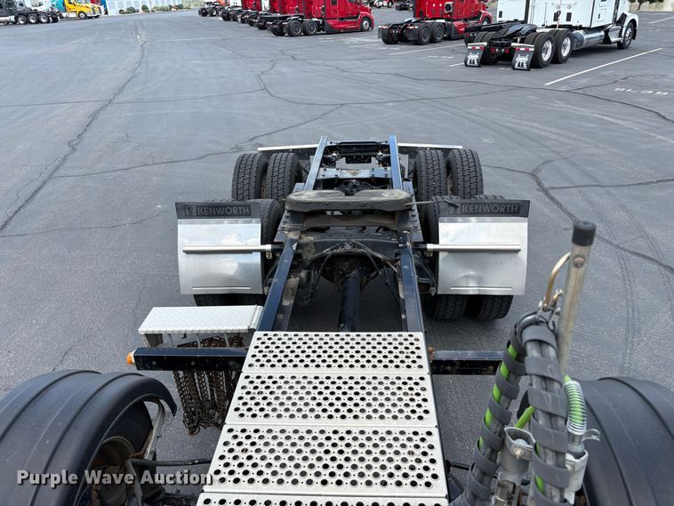image for item EX0491 2021 Kenworth T680 semi truck