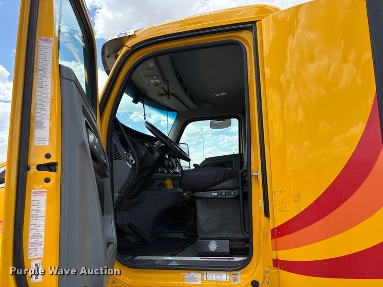 image for item EX0491 2021 Kenworth T680 semi truck