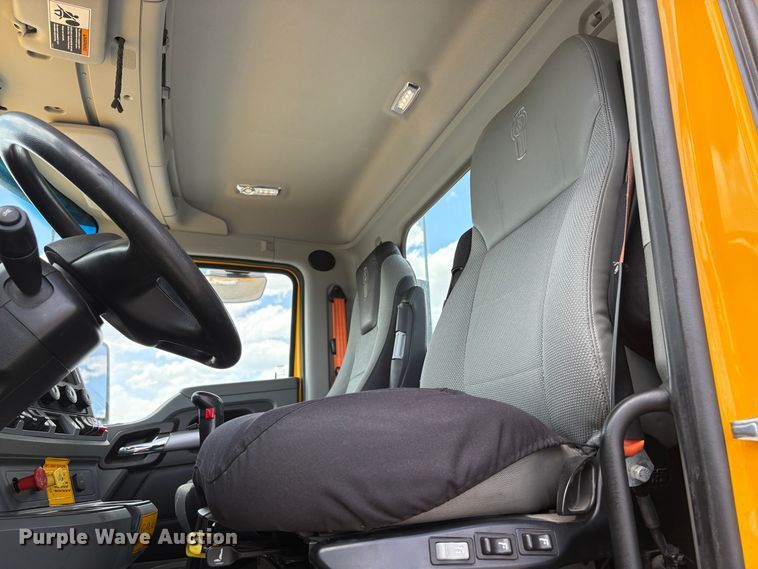 image for item EX0491 2021 Kenworth T680 semi truck
