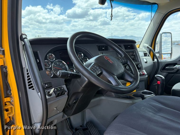 image for item EX0491 2021 Kenworth T680 semi truck