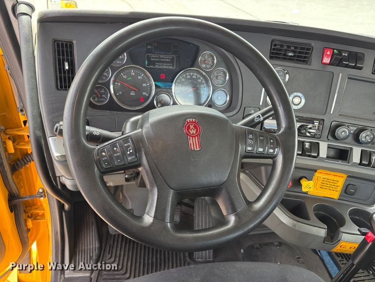 image for item EX0491 2021 Kenworth T680 semi truck