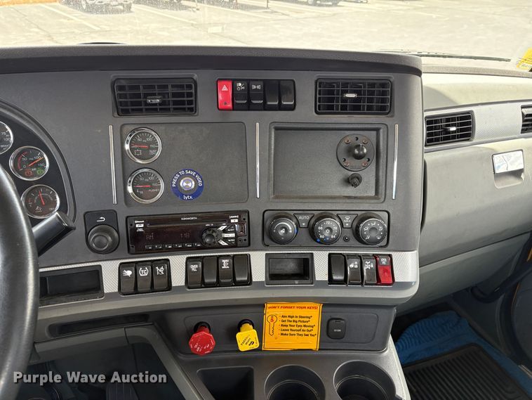 image for item EX0491 2021 Kenworth T680 semi truck