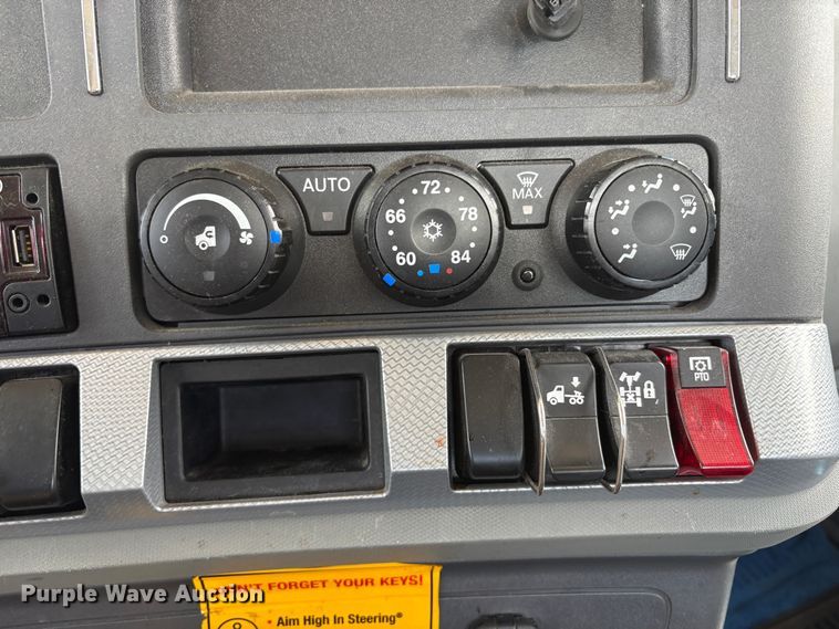 image for item EX0491 2021 Kenworth T680 semi truck