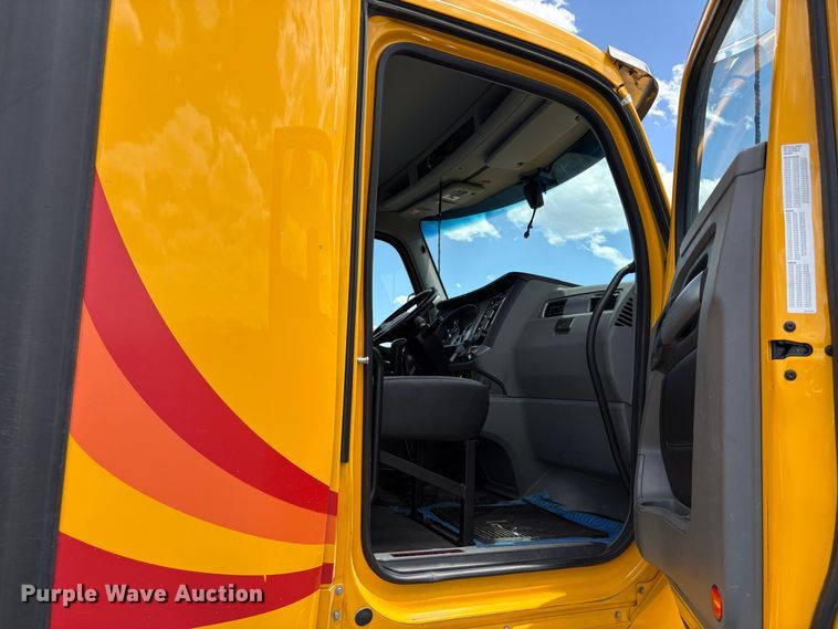 image for item EX0491 2021 Kenworth T680 semi truck
