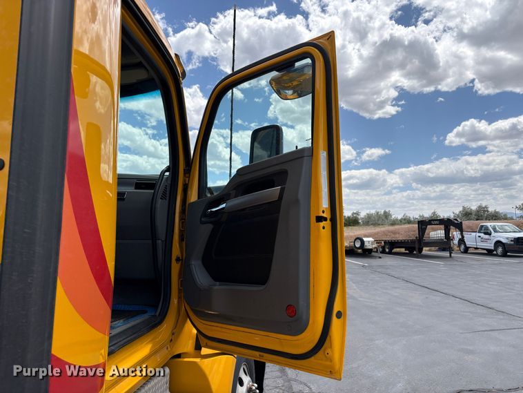 image for item EX0491 2021 Kenworth T680 semi truck