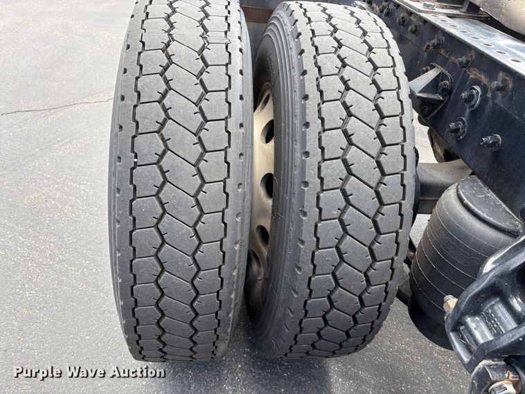 image for item EX0491 2021 Kenworth T680 semi truck