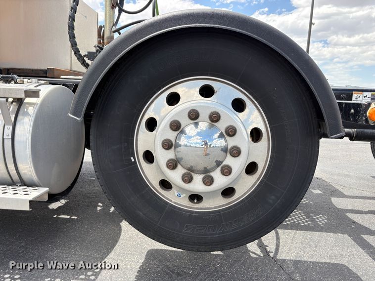 image for item EX0491 2021 Kenworth T680 semi truck
