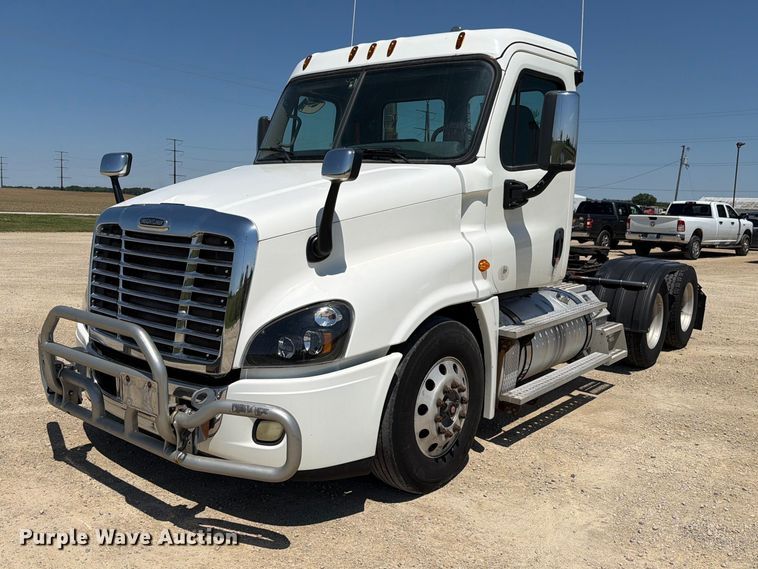 image for item EX4495 2015 Freightliner Cascadia semi truck