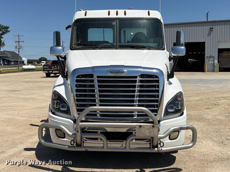 image for item EX4495 2015 Freightliner Cascadia semi truck