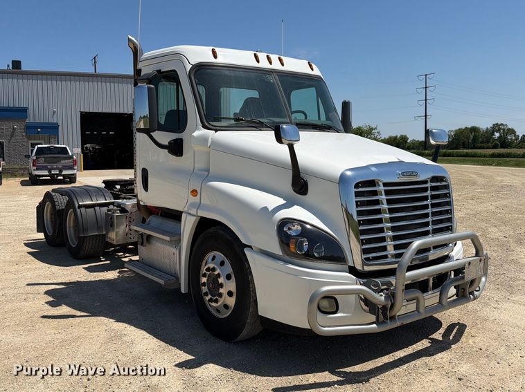 image for item EX4495 2015 Freightliner Cascadia semi truck