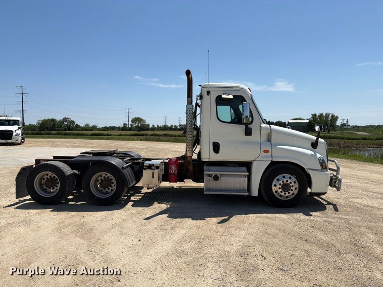 image for item EX4495 2015 Freightliner Cascadia semi truck