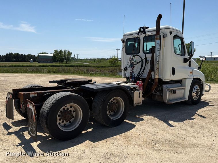 image for item EX4495 2015 Freightliner Cascadia semi truck