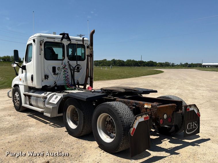 image for item EX4495 2015 Freightliner Cascadia semi truck