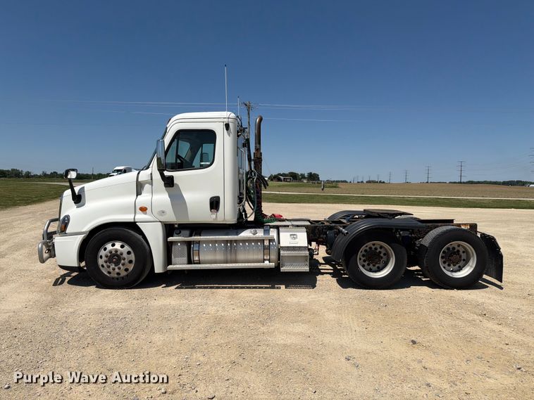 image for item EX4495 2015 Freightliner Cascadia semi truck