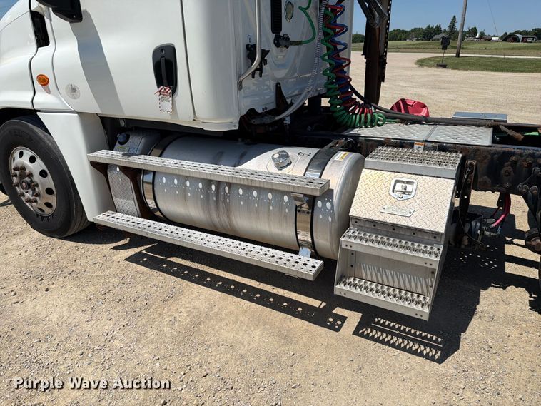 image for item EX4495 2015 Freightliner Cascadia semi truck