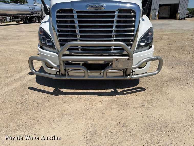 image for item EX4495 2015 Freightliner Cascadia semi truck