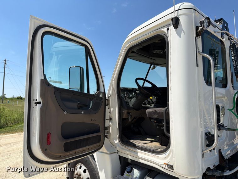 image for item EX4495 2015 Freightliner Cascadia semi truck
