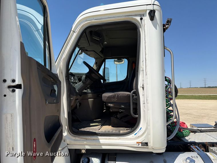 image for item EX4495 2015 Freightliner Cascadia semi truck