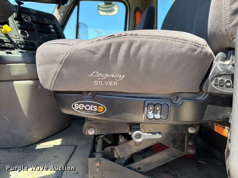 image for item EX4495 2015 Freightliner Cascadia semi truck