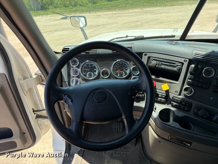 image for item EX4495 2015 Freightliner Cascadia semi truck
