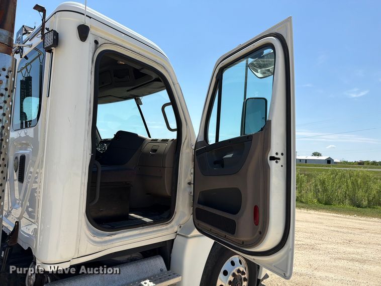image for item EX4495 2015 Freightliner Cascadia semi truck